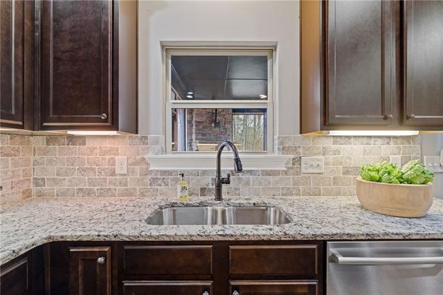 132 Amberleigh Drive, White, GA 30184