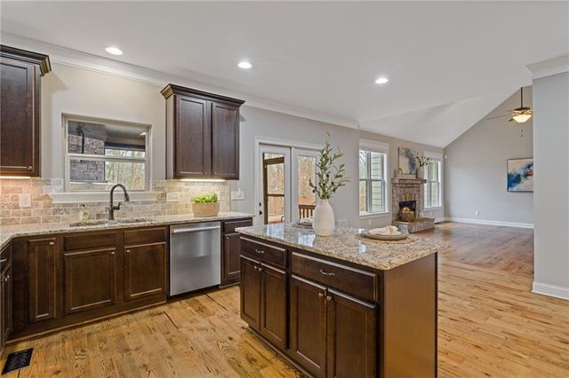 132 Amberleigh Drive, White, GA 30184