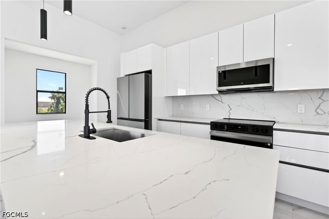 331 NE 15th ST, Cape Coral, FL 33909