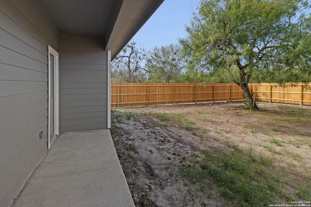 806 W HUNTINGTON ST, Beeville, TX 78102