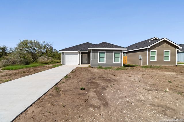 806 W HUNTINGTON ST, Beeville, TX 78102