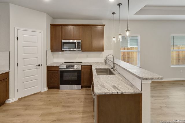 806 W HUNTINGTON ST, Beeville, TX 78102