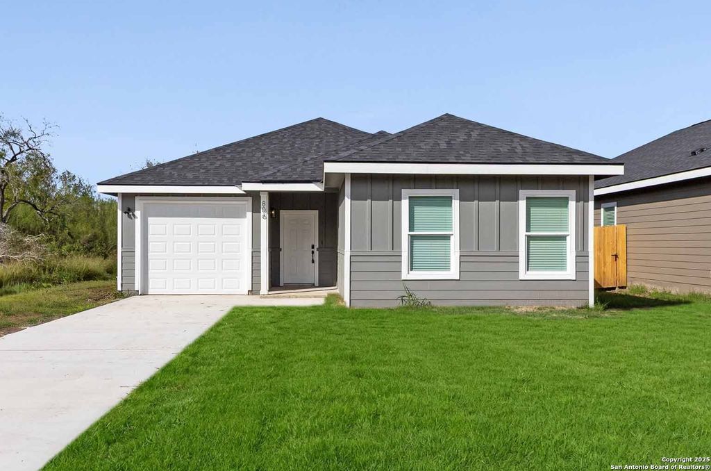 806 W HUNTINGTON ST, Beeville, TX 78102