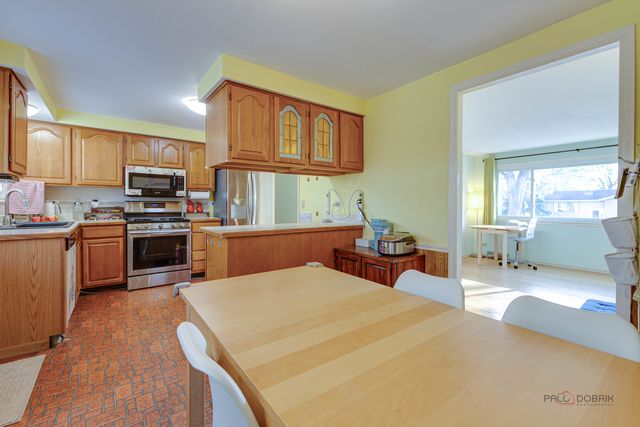 1914 Capital Court, Schaumburg, IL 60193