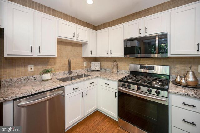 2728 BRIER POND CIR, Woodbridge, VA 22191