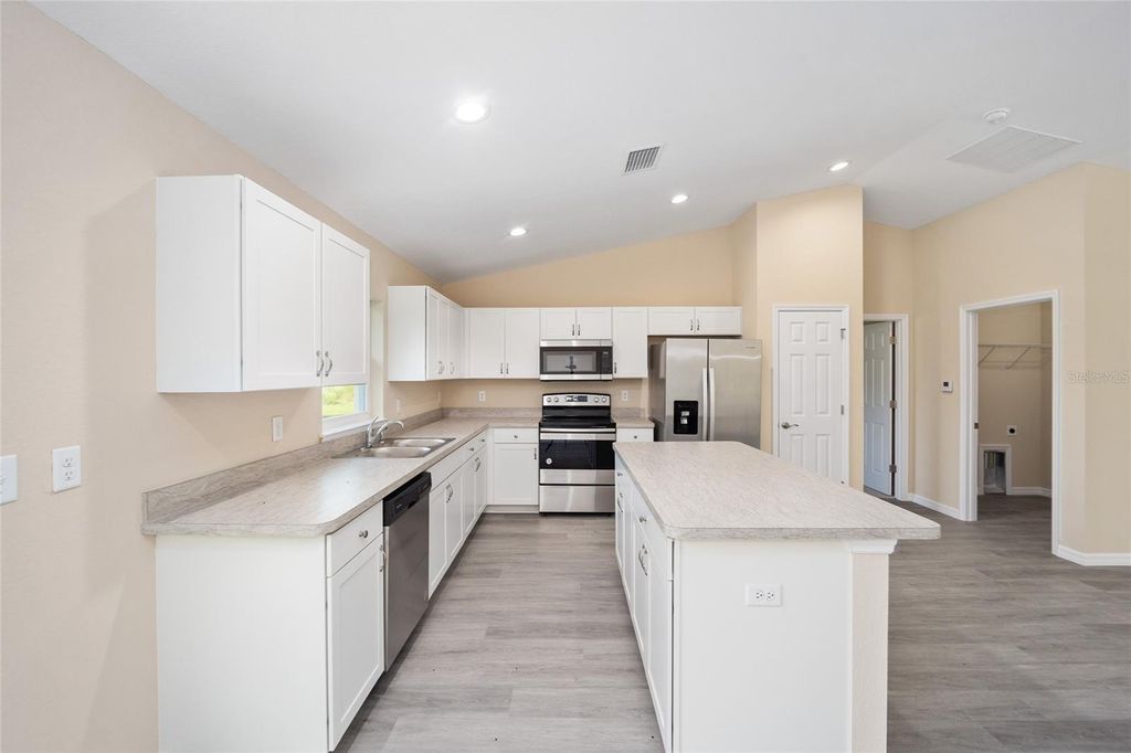 Image 5 of property listing at 13590 SW 107TH PLACE, Dunnellon, FL 34432
