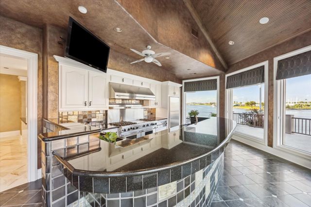 112 Bayou Lane, Kemah, TX 77565