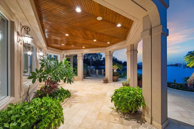 112 Bayou Lane, Kemah, TX 77565