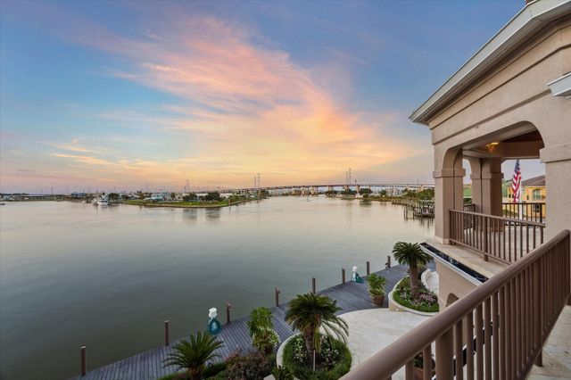 112 Bayou Lane, Kemah, TX 77565