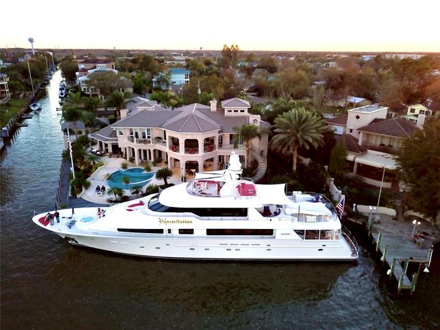 112 Bayou Lane, Kemah, TX 77565