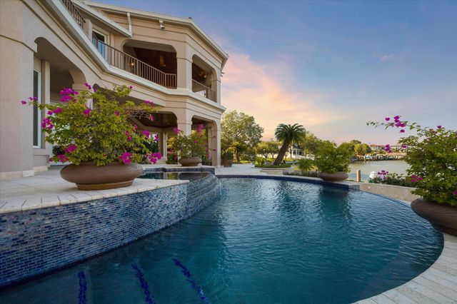 112 Bayou Lane, Kemah, TX 77565