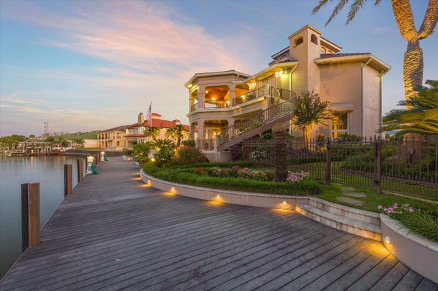 112 Bayou Lane, Kemah, TX 77565