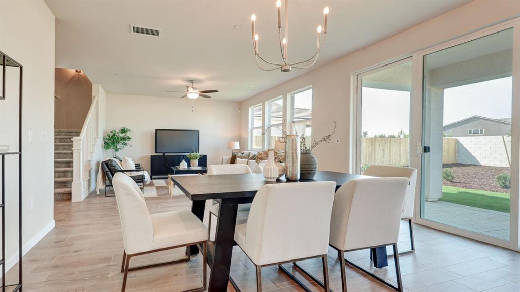 Image 10 of property listing at 7102 W Ashcroft Avenue, Fresno, CA 93723