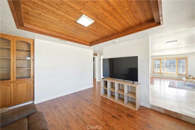 18380 Lakeview Drive, Victorville, CA 92395
