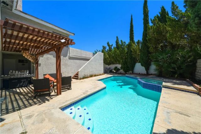 18380 Lakeview Drive, Victorville, CA 92395