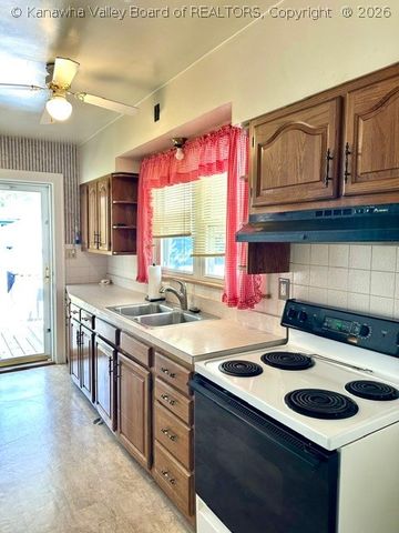 120 W Reynolds Avenue, Belle, WV 25015