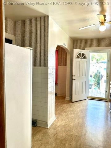120 W Reynolds Avenue, Belle, WV 25015