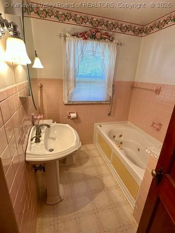 120 W Reynolds Avenue, Belle, WV 25015