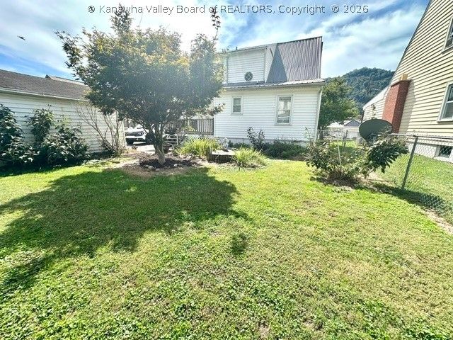 120 W Reynolds Avenue, Belle, WV 25015