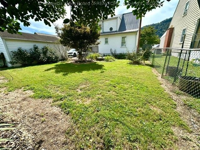 120 W Reynolds Avenue, Belle, WV 25015