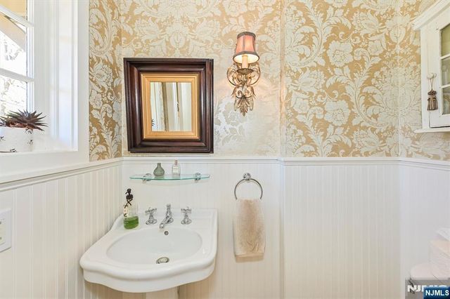 47 Van Allen Road, Glen Rock, NJ 07452