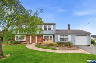 30 Whittier Lane, Oakland, NJ 07436