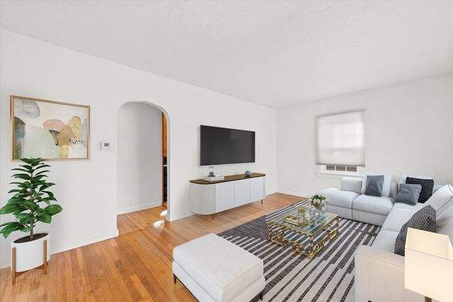 1034 W New York Street, Aurora, IL 60506