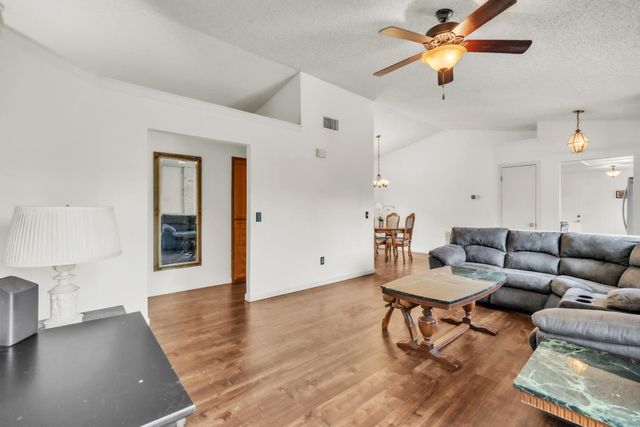 7551 Deltawind Dr, Sacramento, CA 95831