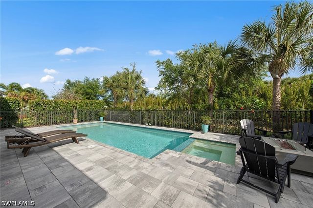 9607 Everglades DR, Naples, FL 34120