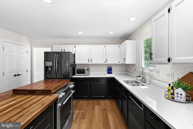 46415 HAMPSHIRE STATION DR, Sterling, VA 20165