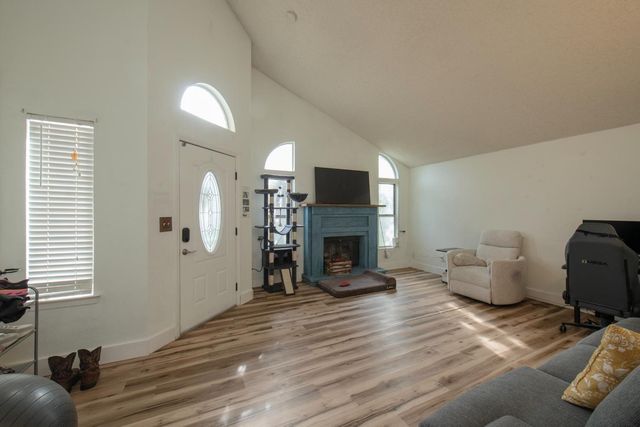 2609 N Hanover Avenue, Fresno, CA 93722