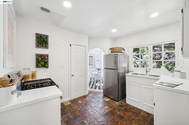 2600 55TH AVENUE, Oakland, CA 94605