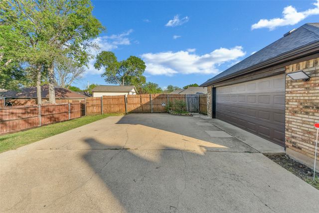 1011 Briar Hill Circle, Duncanville, TX 75137