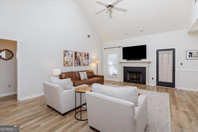 300 Hunts Landing Drive, Kathleen, GA 31047