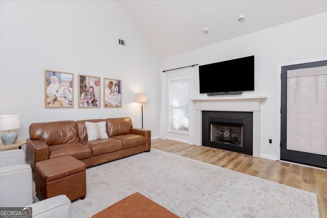 300 Hunts Landing Drive, Kathleen, GA 31047