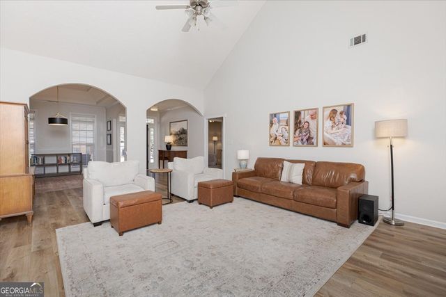 300 Hunts Landing Drive, Kathleen, GA 31047