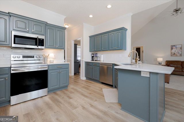 300 Hunts Landing Drive, Kathleen, GA 31047