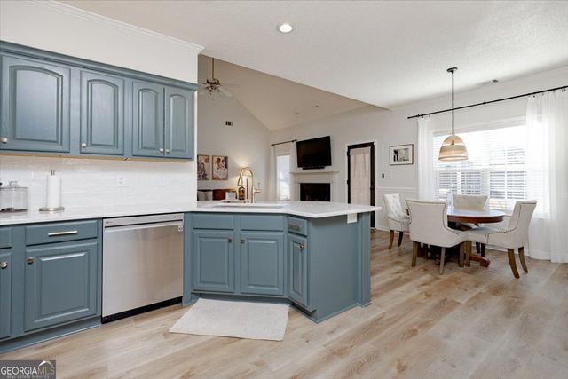 300 Hunts Landing Drive, Kathleen, GA 31047