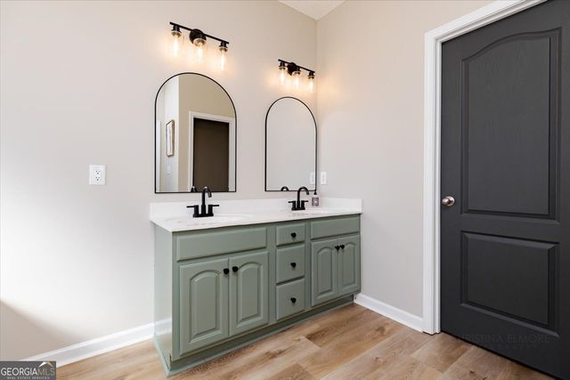 300 Hunts Landing Drive, Kathleen, GA 31047