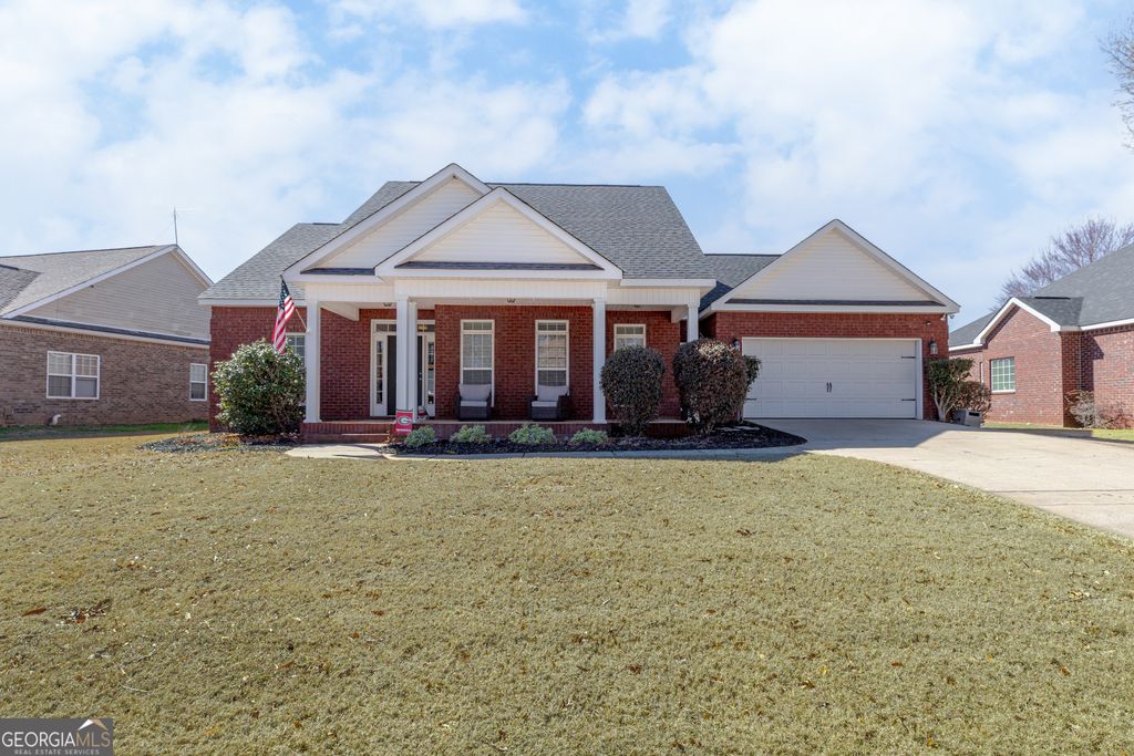 300 Hunts Landing Drive, Kathleen, GA 31047