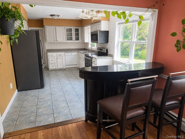 6 Chalden Court, Huntington Station, NY 11746
