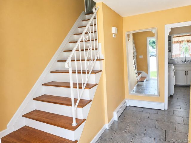 6 Chalden Court, Huntington Station, NY 11746