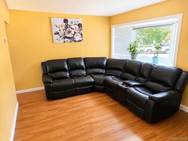 6 Chalden Court, Huntington Station, NY 11746