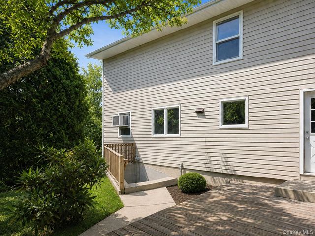 6 Chalden Court, Huntington Station, NY 11746