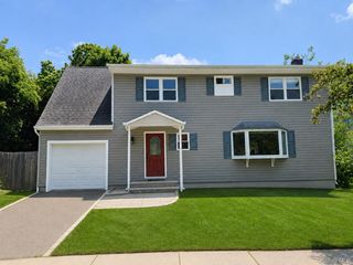 6 Chalden Court, Huntington Station, NY 11746