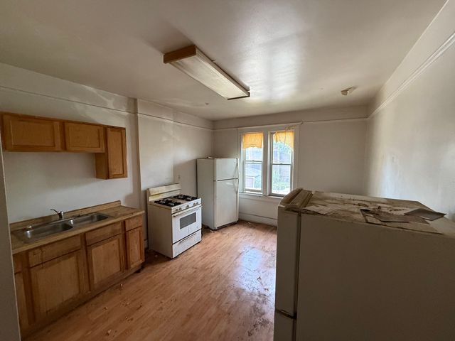 10547 S Corliss Avenue, Chicago, IL 60628