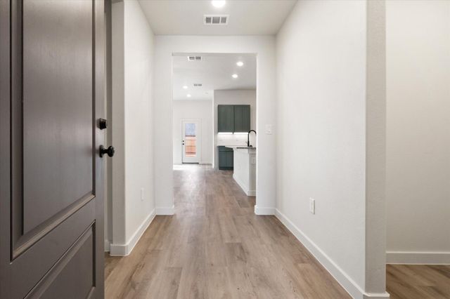 2407 Aberdeen Avenue, Wolfforth, TX 79382