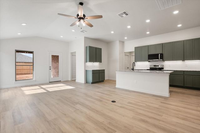 2407 Aberdeen Avenue, Wolfforth, TX 79382