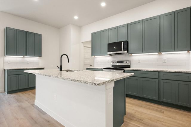 2407 Aberdeen Avenue, Wolfforth, TX 79382