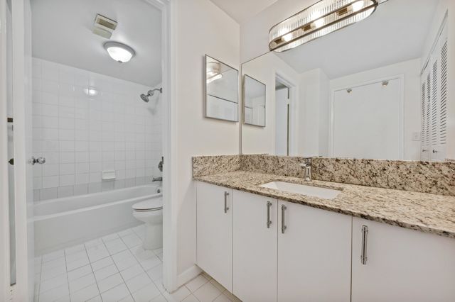 117 Yacht Club Way 205, Hypoluxo, FL 33462